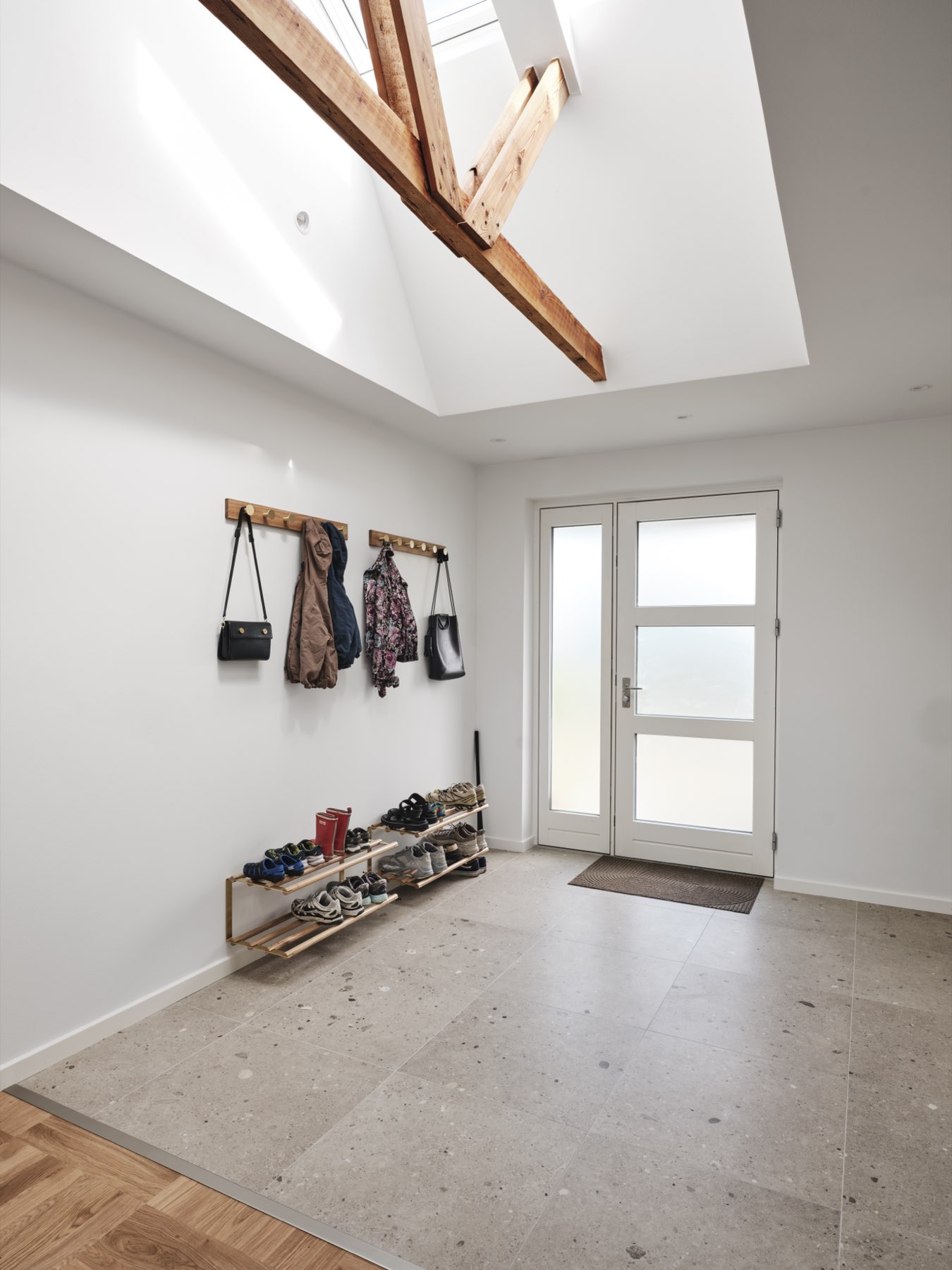 Entré med ovenlys, garderobe og flisegulv